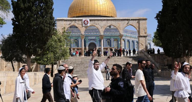 بالصور..عشرات المستوطنين يقتحمون باحات الأقصى بحراسة مشددة من شرطة الاحتلال