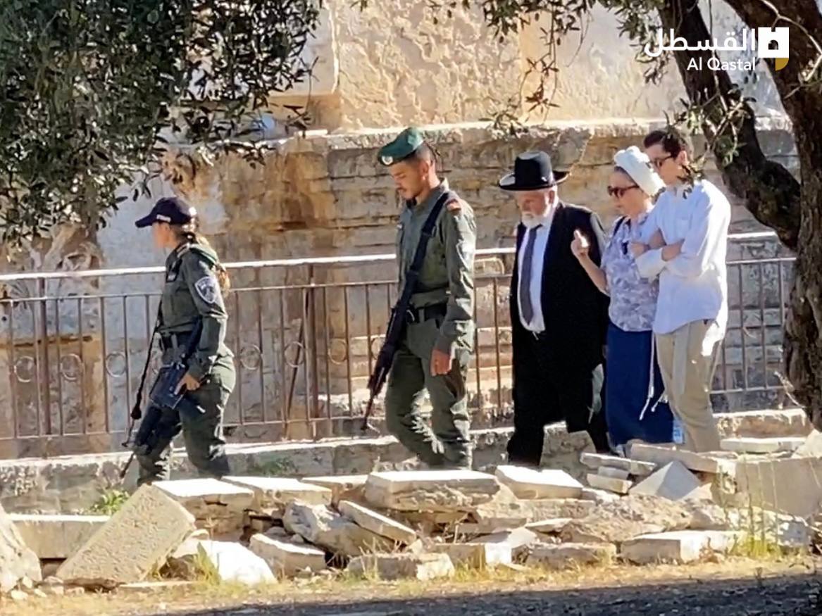 بالصور عشرات المستوطنين يقتحمون الأقصى بحماية مشددة من شرطة الاحتلال