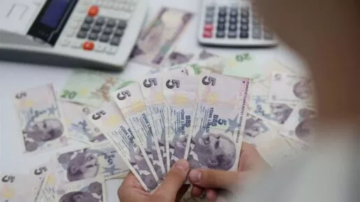 الليرة التركية تواصل مسار الانخفاض مقابل الدولار رغم رفع أسعار الفائدة.