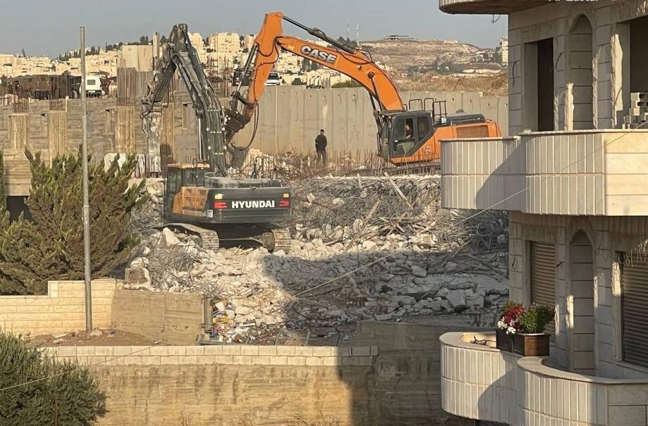 الاحتلال يهدم منزلين ومنشآت تجارية في بلدة عناتا