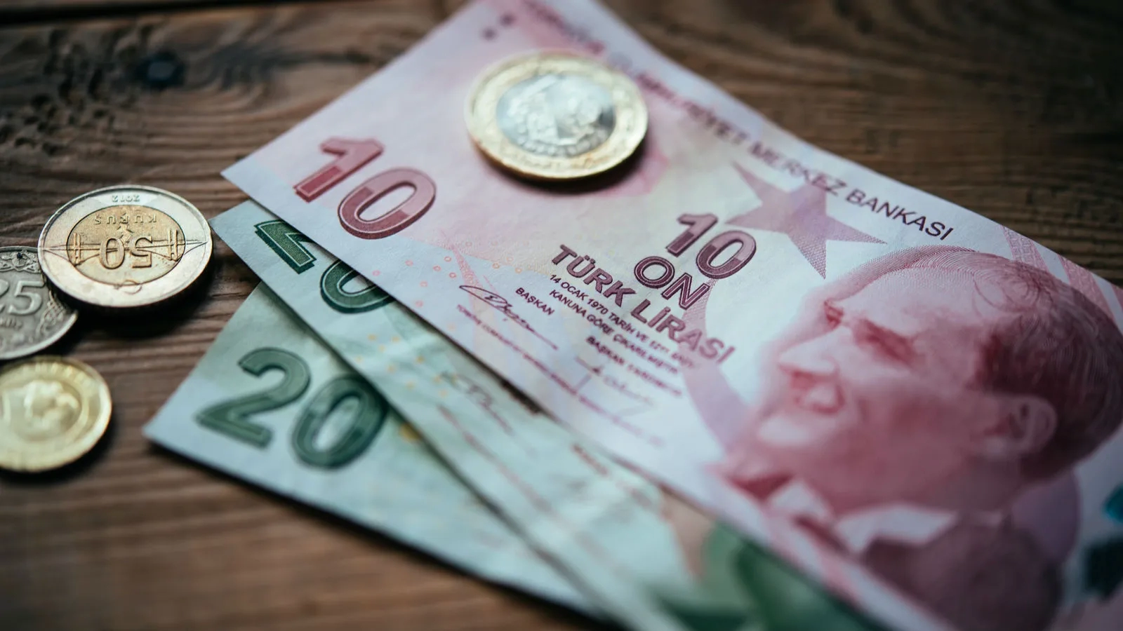 الليرة التركية تنخفض عقب قرار البنك المركزي برفع سعر الفائدة