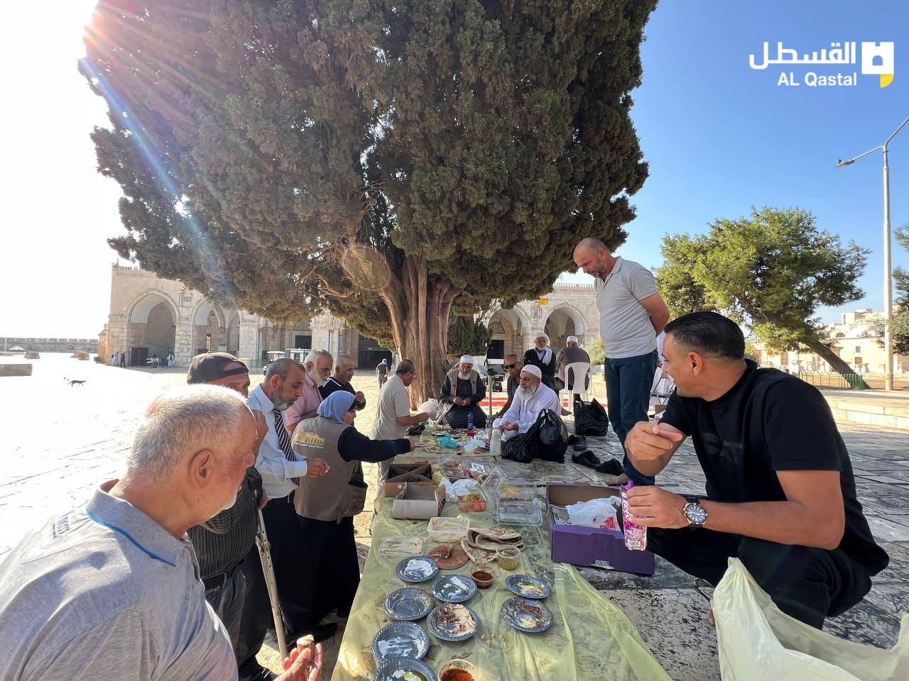 بالصور| فلسطينيون يتناولون فطورهم في المسجد الأقصى هذا الصباح