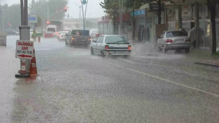 إسطنبول ستستقبل كمية كبيرة من الأمطار يوم غد وتحذير من حدوث فيضانات