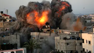 قبيل الهدنة.. الاحتلال يكثف غاراته على غزة ويعلن مقتل قائد وحدة بلواء غولاني