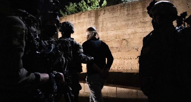 الاحتلال يعتقل 13 مواطناً خلال مداهمات بنابلس