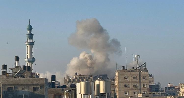 بالصور.. بعد انتهاء الهدنة طائرات الاحتلال تقصف القطاع واشتباكات ضارية على محاور غزة