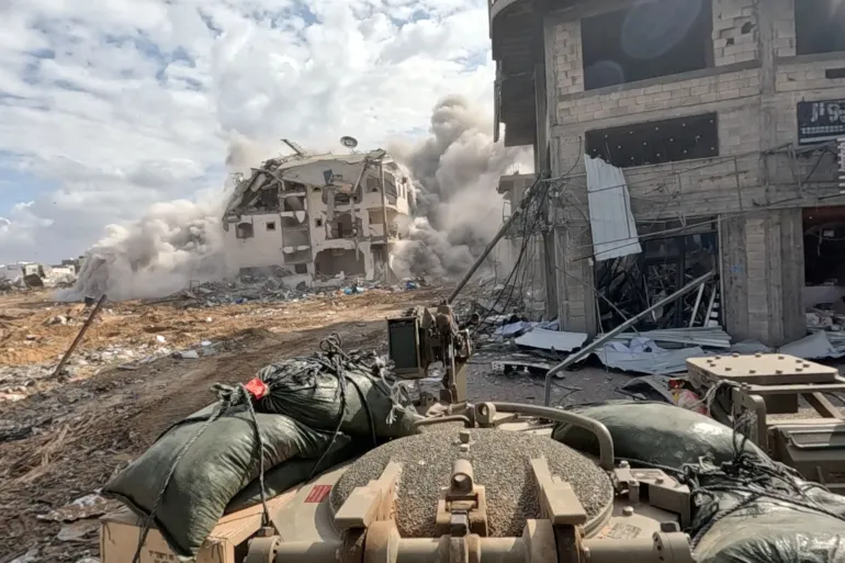 60 يوماً على الحرب.. غزة تُباد بصمت وسط انقطاعٍ للاتصالات