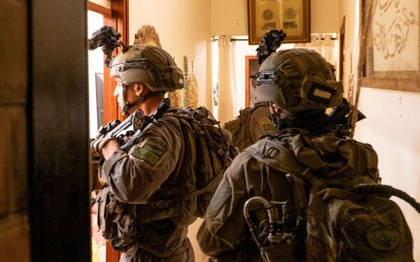 جنود الاحتلال ينهبون الأموال من منازل الفلسطينيين في غزة والضفة