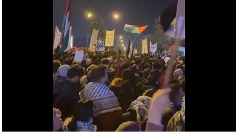 حشود عَمّان تستقبل العام الجديد بالتظاهر أمام السفارة الأمريكية