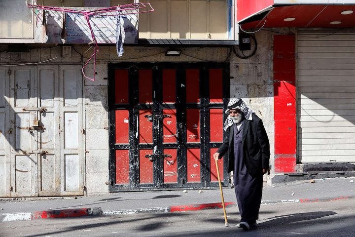 بالصور: الإضراب الشامل يعم الضفة تنديدا باغتيال العاروري