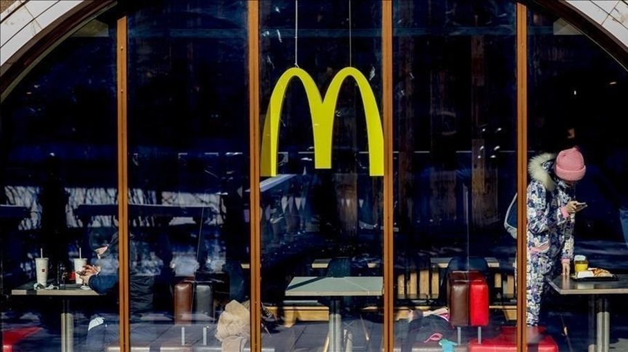 تراجع أسهم "ماكدونالدز" بعد الاعتراف بالخسائر بسبب دعمها الاحتلال