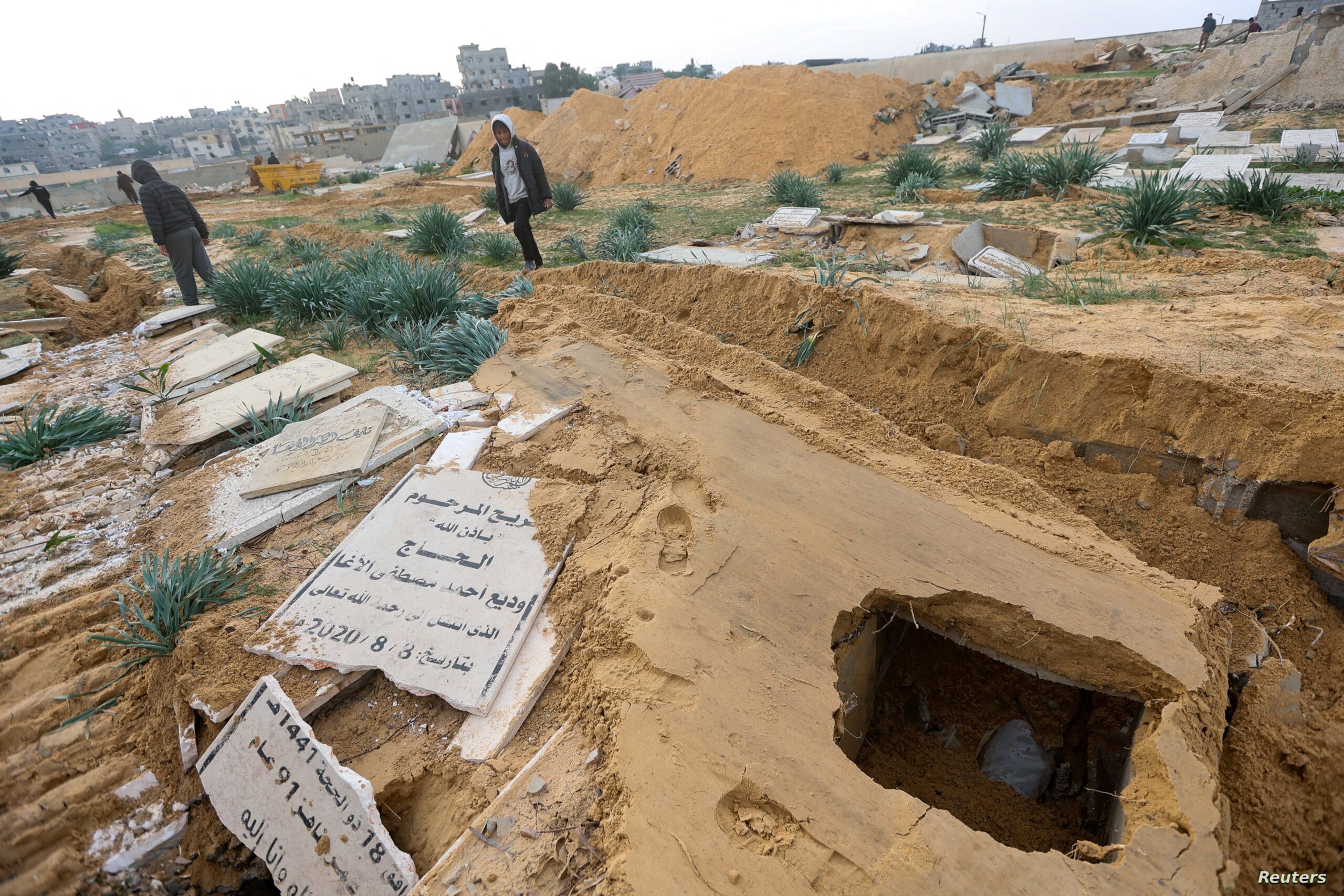بعد فيديوهات القبور في غزة.. الاحتلال يعترف بـ”استخراج جثث”