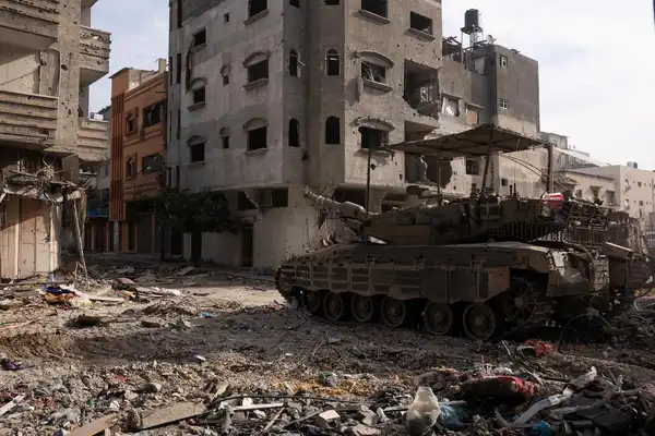 الاحتلال يقتحم ساحة مستشفى الأمل في غزة وسط إطلاق النار