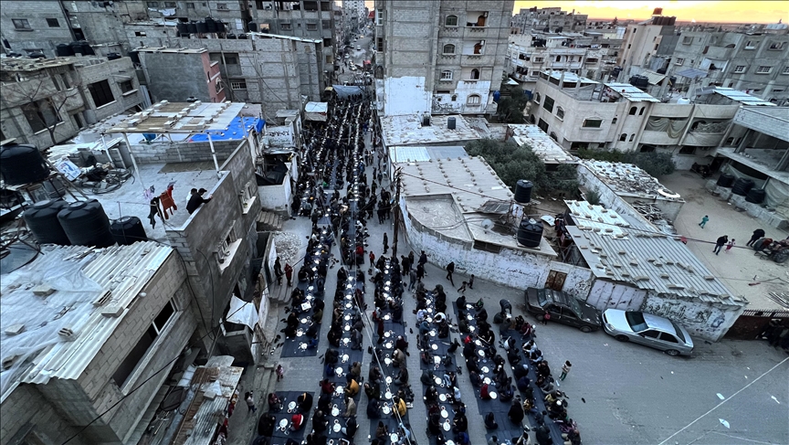 رغم الحرب.. إفطار جماعي للفلسطينيين في شوارع رفح