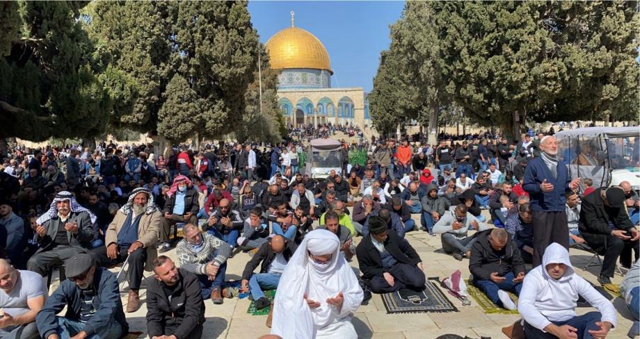 رغم عراقيل الاحتلال وقيوده.. توافُد آلاف المصلين إلى الأقصى في الجمعة الأولى من رمضان