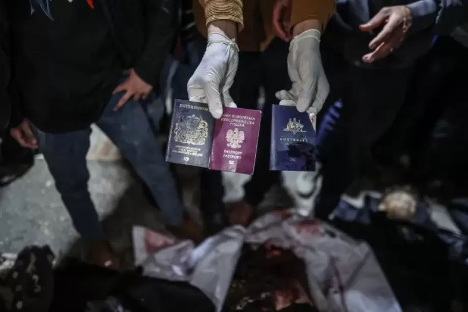 رغم التنسيق المُسبق.. الاحتلال يغتال فريقًا إغاثيًا تابعًا لمنظمة "المطبخ العالمي" بدير البلح