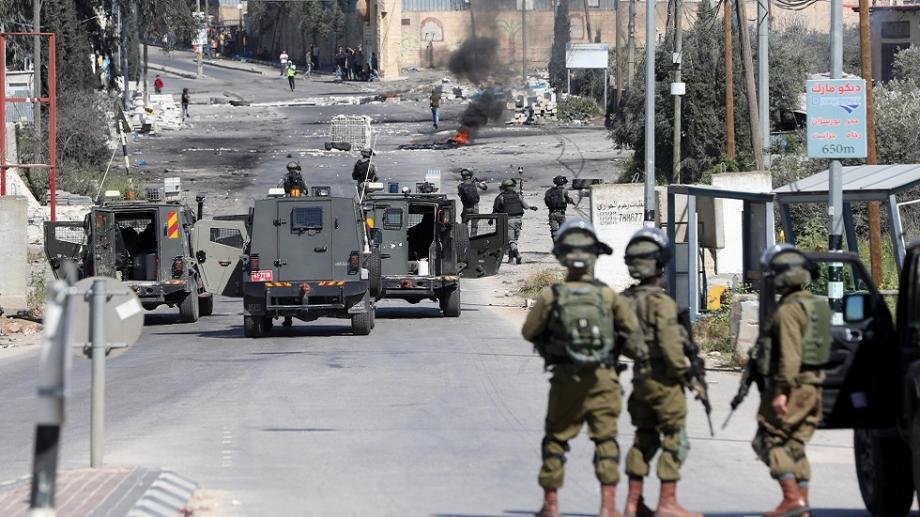 الضفة.. قوات الاحتلال اقتحمت منازل المواطنين واعتقلت 25 فلسطينياً بعد الاعتداء عليهم
