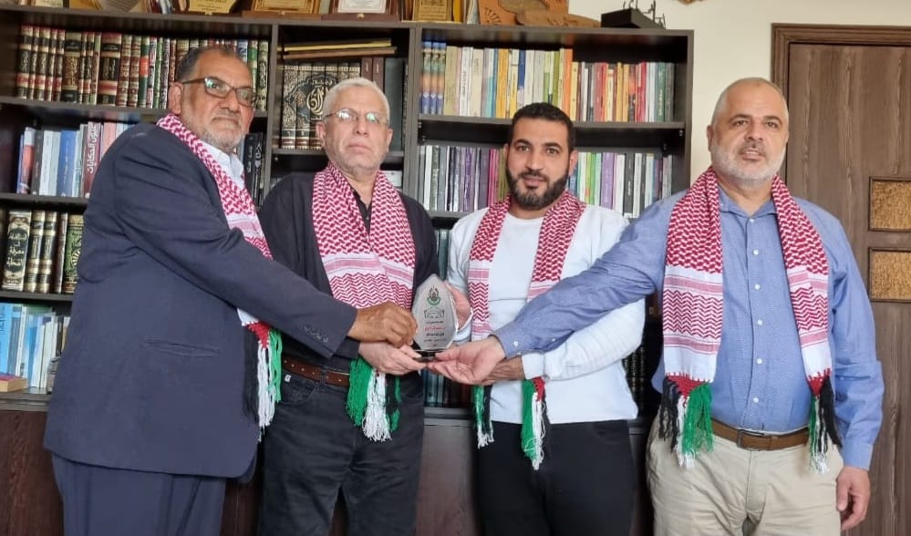 "أهمية الوعي في بناء جيل يسطر انتصارات المقاومة".. وفد "جماهيري حماس" يزور الكاتب أدهم شرقاوي