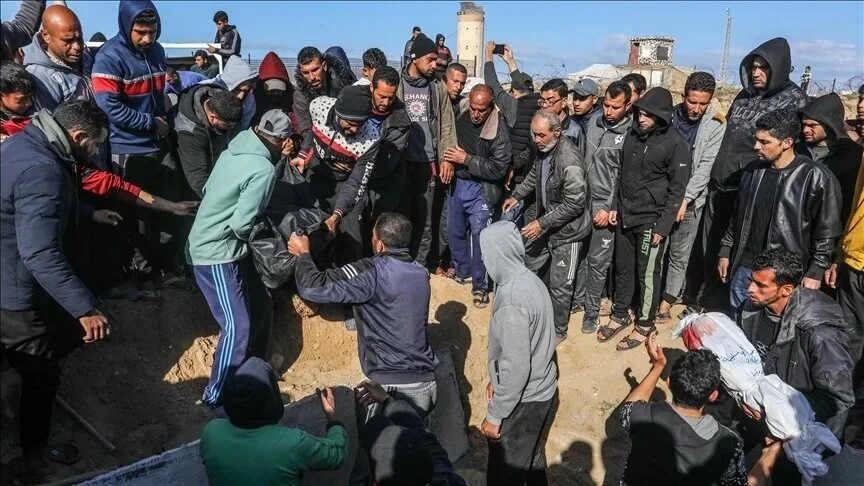 "أقاوم بقلمي".. غزاوي يوثق أسماء ضحايا الحرب على حطام المنازل