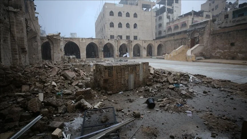 اليوم الـ 193.. آليات الاحتلال تتوغل شمال القطاع وتحاصر مدارس تؤوي نازحين وتعتقل العشرات بينهم نساء وأطفال