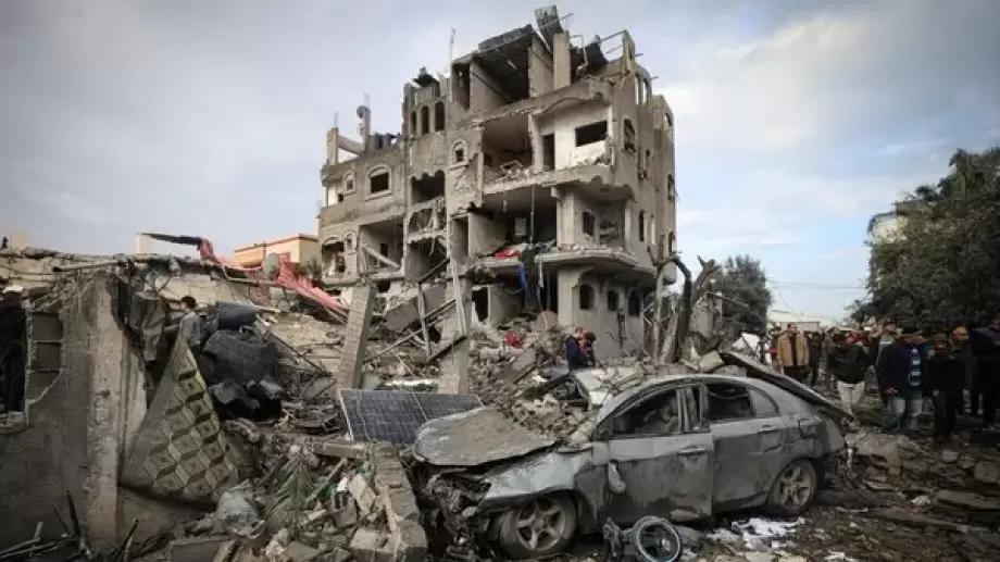 غارات ليلية عنيفة على رفح.. استشهاد 16 فلسطينيا وجرح العشرات رغم قرارات "العدل الدولية"