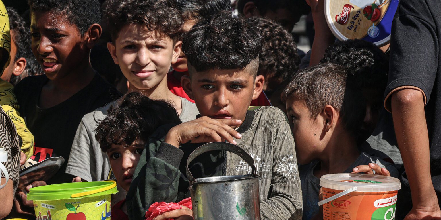 طفولة مهددة: 17 ألف طفل يعيشون دون والديهم ومجاعة على حافة الموت