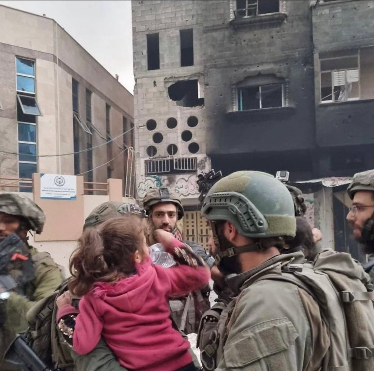 الطفلة ضحى: اختفاء غامض بعد ظهورها في صورة مع جندي إسرائيلي يثير تساؤلات واسعة