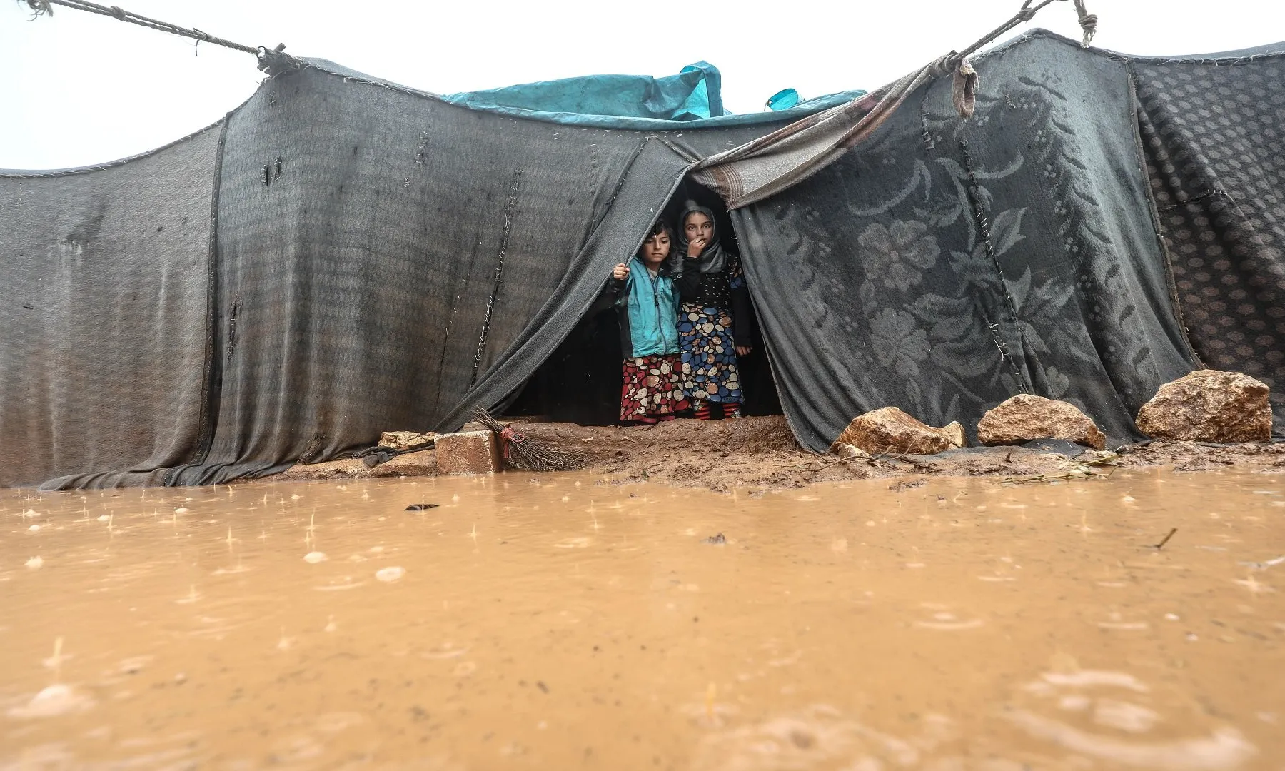 من خيمة إلى بركة: بـ"خيامٍ بالية" شتاء قاسي يلاحق النازحين في غزة