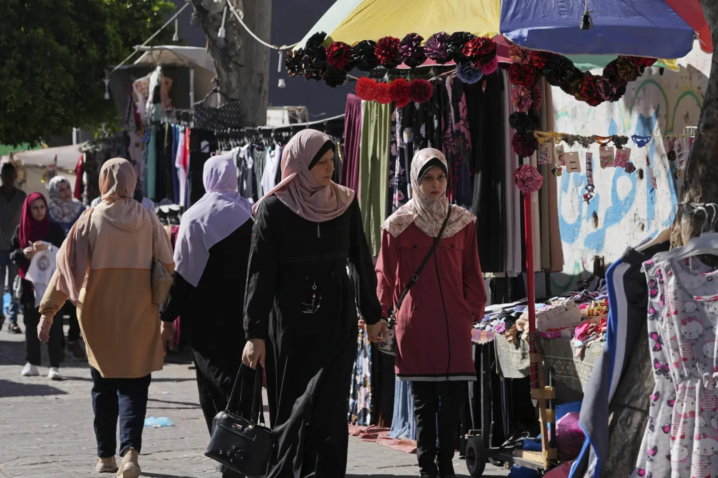 الأسواق في غزة: ارتفاع أسعار الملابس يُثقل كاهل الأسر ويعمّق المعاناة خلال الحرب