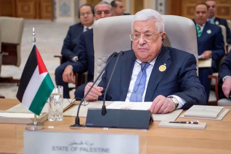 الرئيس عباس في قمة الرياض يطالب بتعليق عضوية إسرائيل بالأمم المتحدة ويكشف عن إجراءات فلسطينية وطنية لإدارة غزة