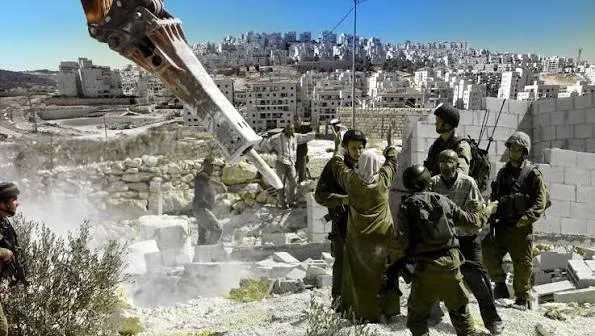 الاحتلال يخطر بهدم 32 منزلًا في القدس.. و1489 مستوطنًا اقتحموا الأقصى 