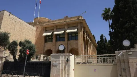 تعليق حساب القنصلية البريطانية بالقدس على "إكس" بعد بيان عن الأسرى