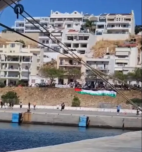 احتجاجات مؤيدة لفلسطين تربك رسو سفينة سياحية إسرائيلية في جزيرة كريت