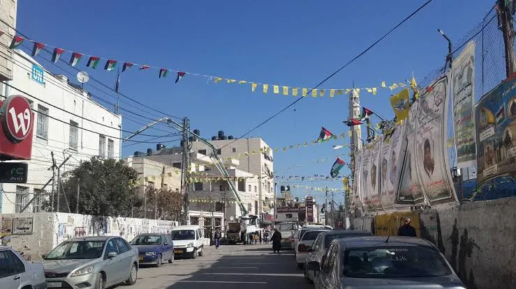 عملية إسرائيلية واسعة في مخيم قلنديا.. منازل تتحول إلى مواقع عسكرية