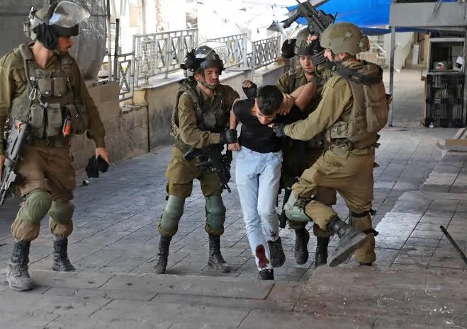 الاحتلال يعتقل أكثر من 60 فلسطينيًا في مخيم قلنديا