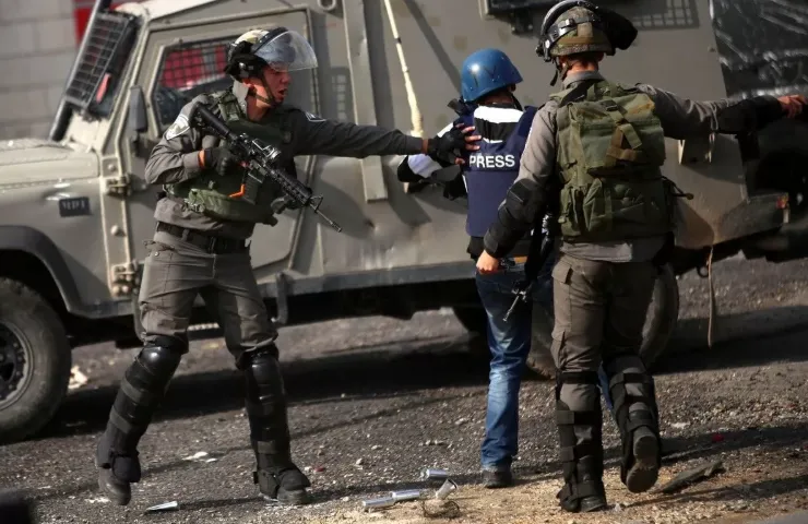 نادي الأسير: 40 صحفياً في سجون الاحتلال وأكثر من 250 معتقلاً