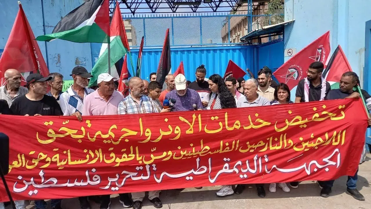 بيروت: اعتصام أمام  الأونروا احتجاجًا على تقليص خدماتها بحق  الفلسطينيين