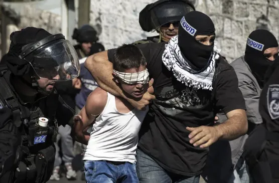 370 طفلاً خلف القضبان.. اعتقالات وانتهاكات إسرائيلية بحق أطفال فلسطين