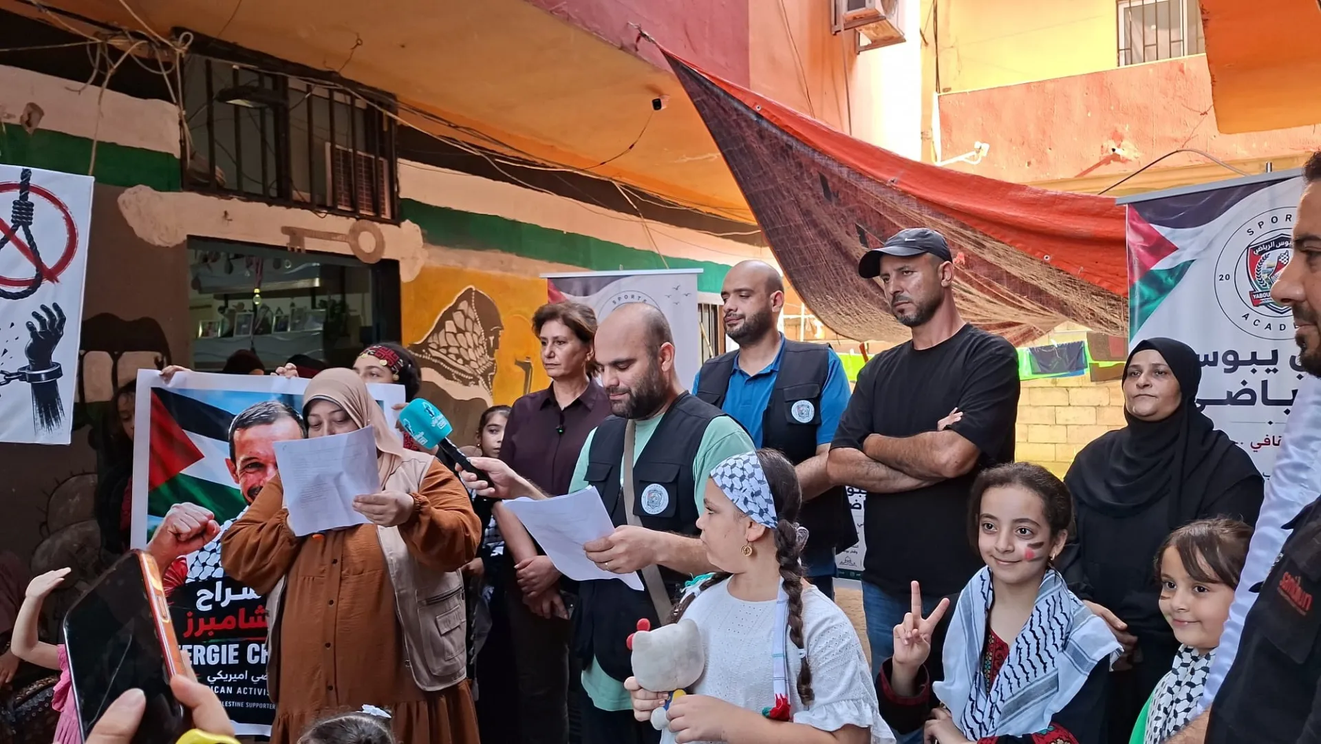 لبنان.. وقفة تؤكد: الأسرى ليسوا ورقة تفاوض والتضامن مع فلسطين ليس جريمة