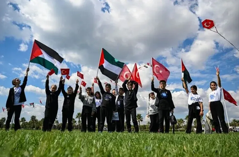 إسطنبول.. 800 طالب يطلقون طائرات ورقية تضامنًا مع أطفال غزة