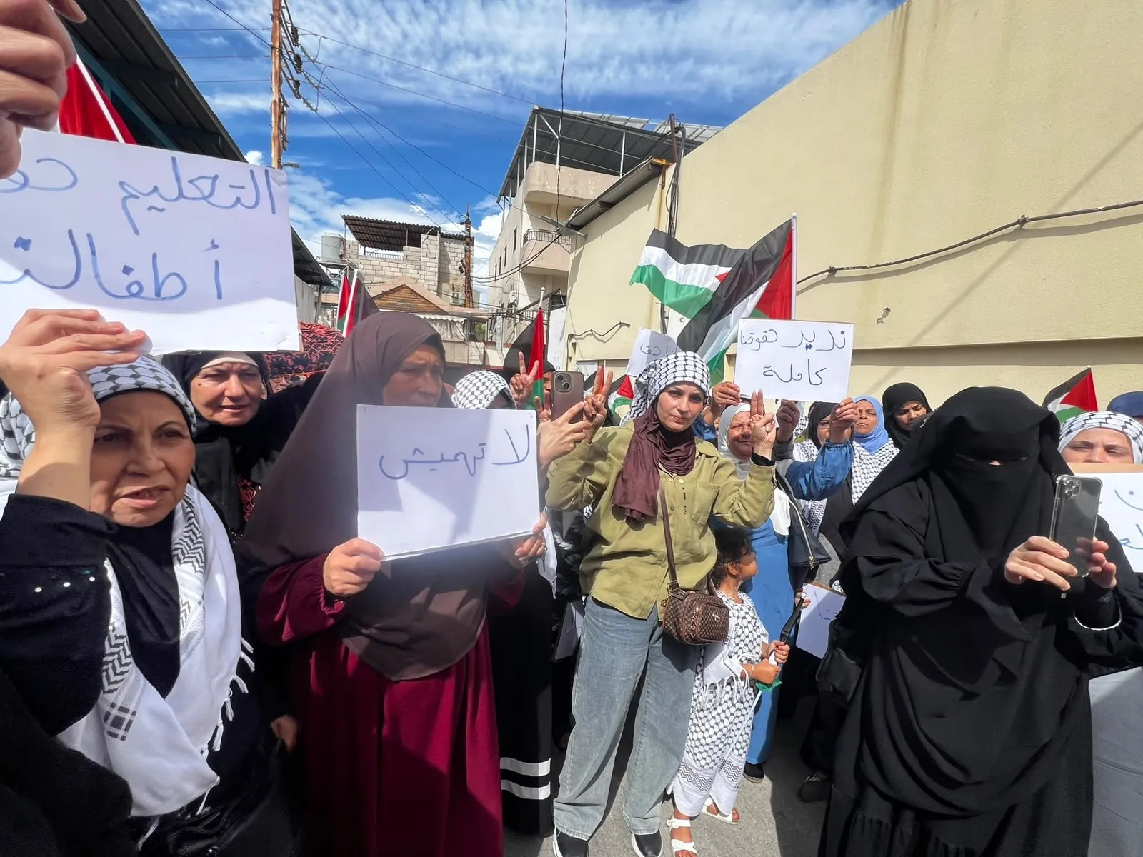 «حقوقنا ليست موسمية».. نساء عين الحلوة يحتججن على تقليصات أونروا