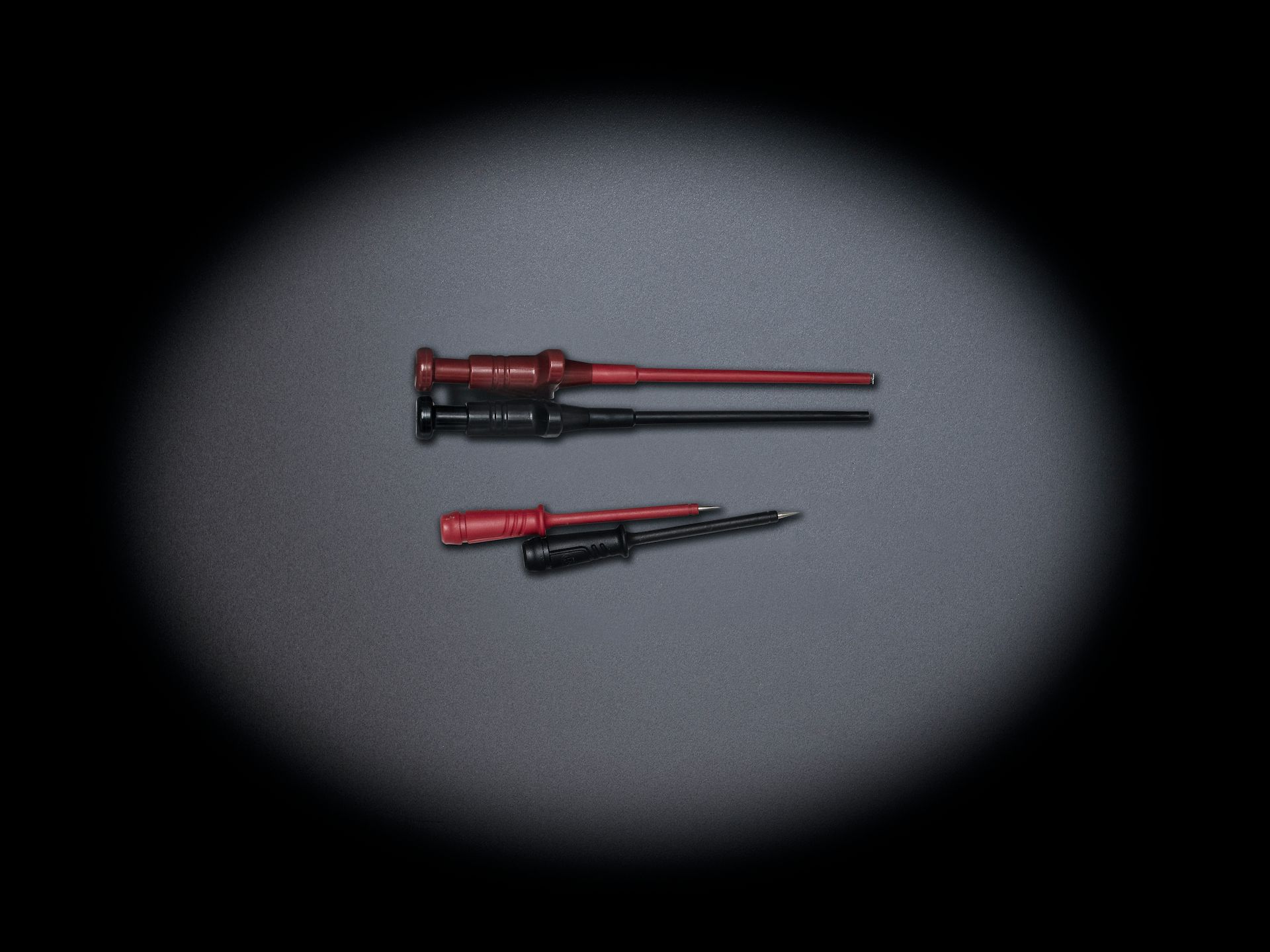 Rote und schwarze Bauteile