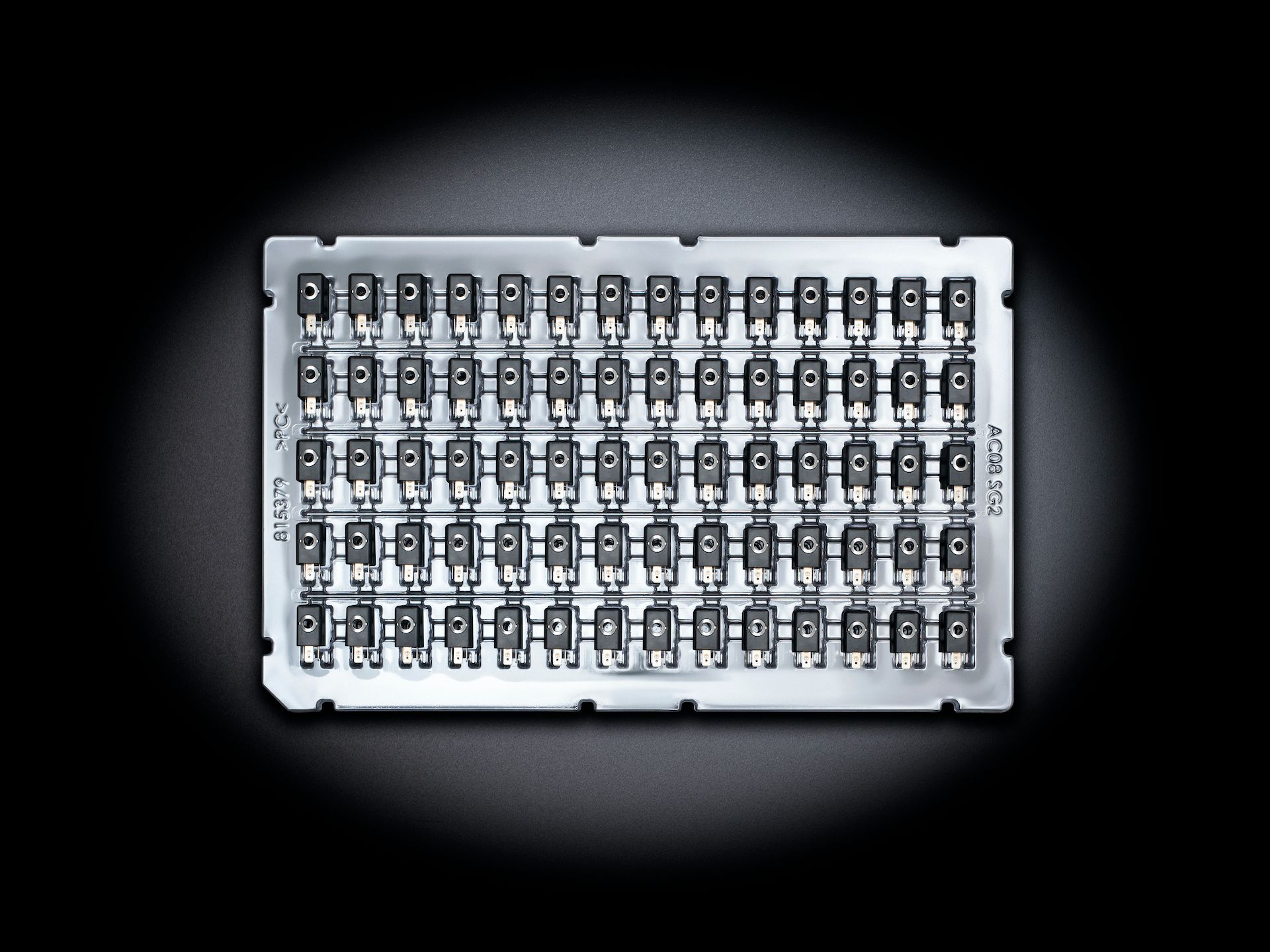 Bauteile im Tiefziehtray für Automatisierung und Produktion