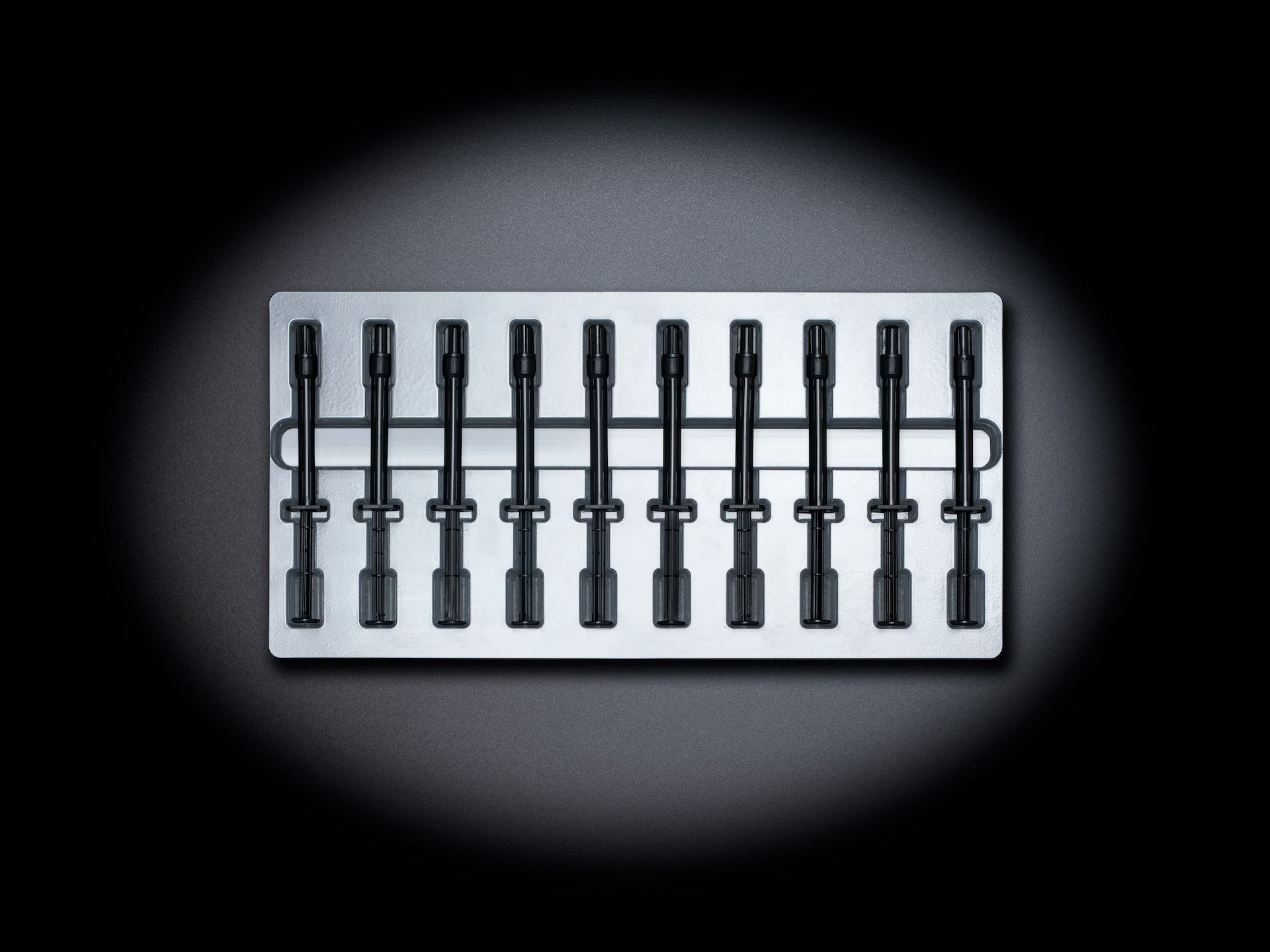 Tray aus Kunststoff für empfindliche Bauteile in silber