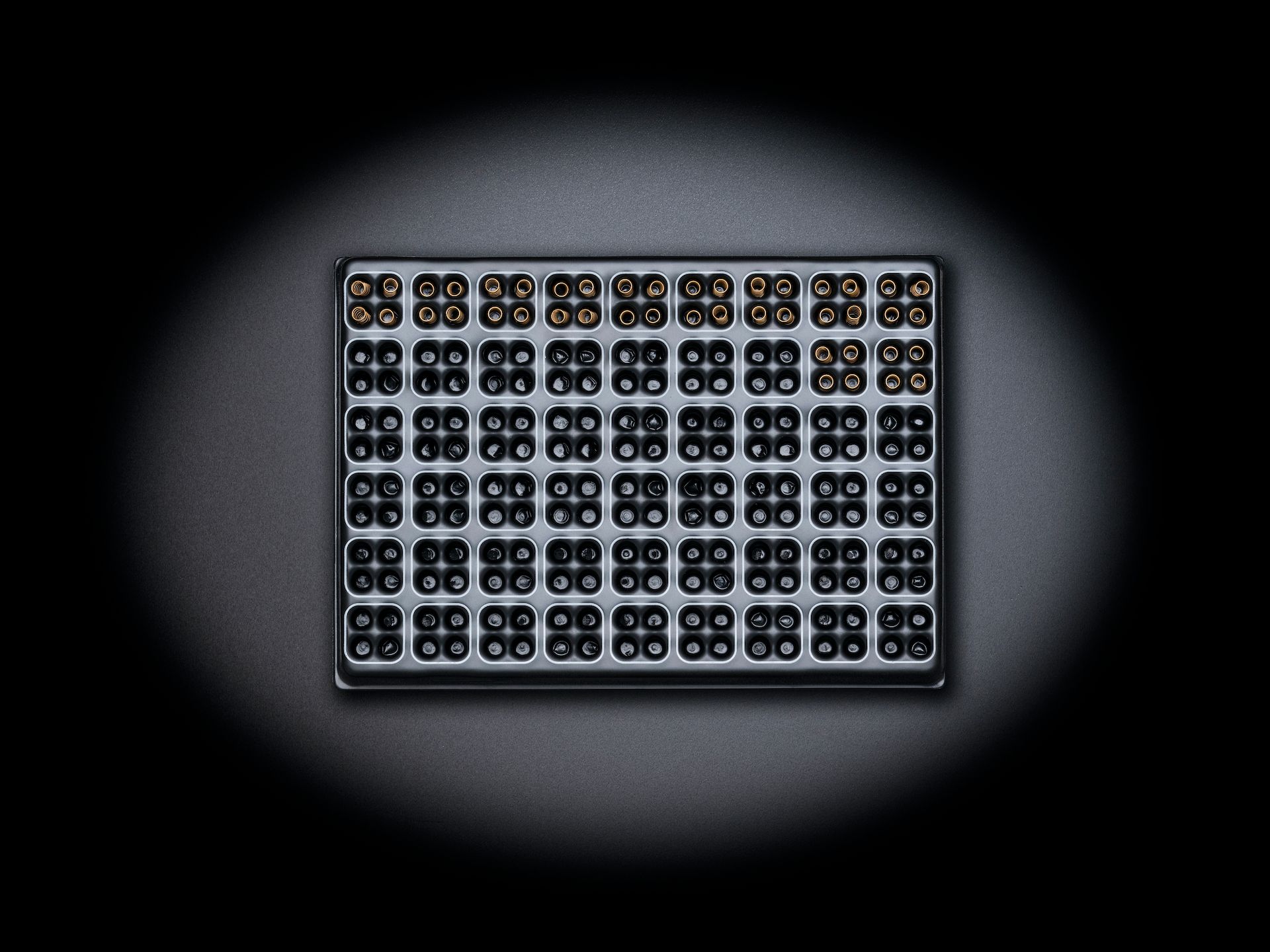 Schwarze Tiefzieheinlage für Transport und Verpackung