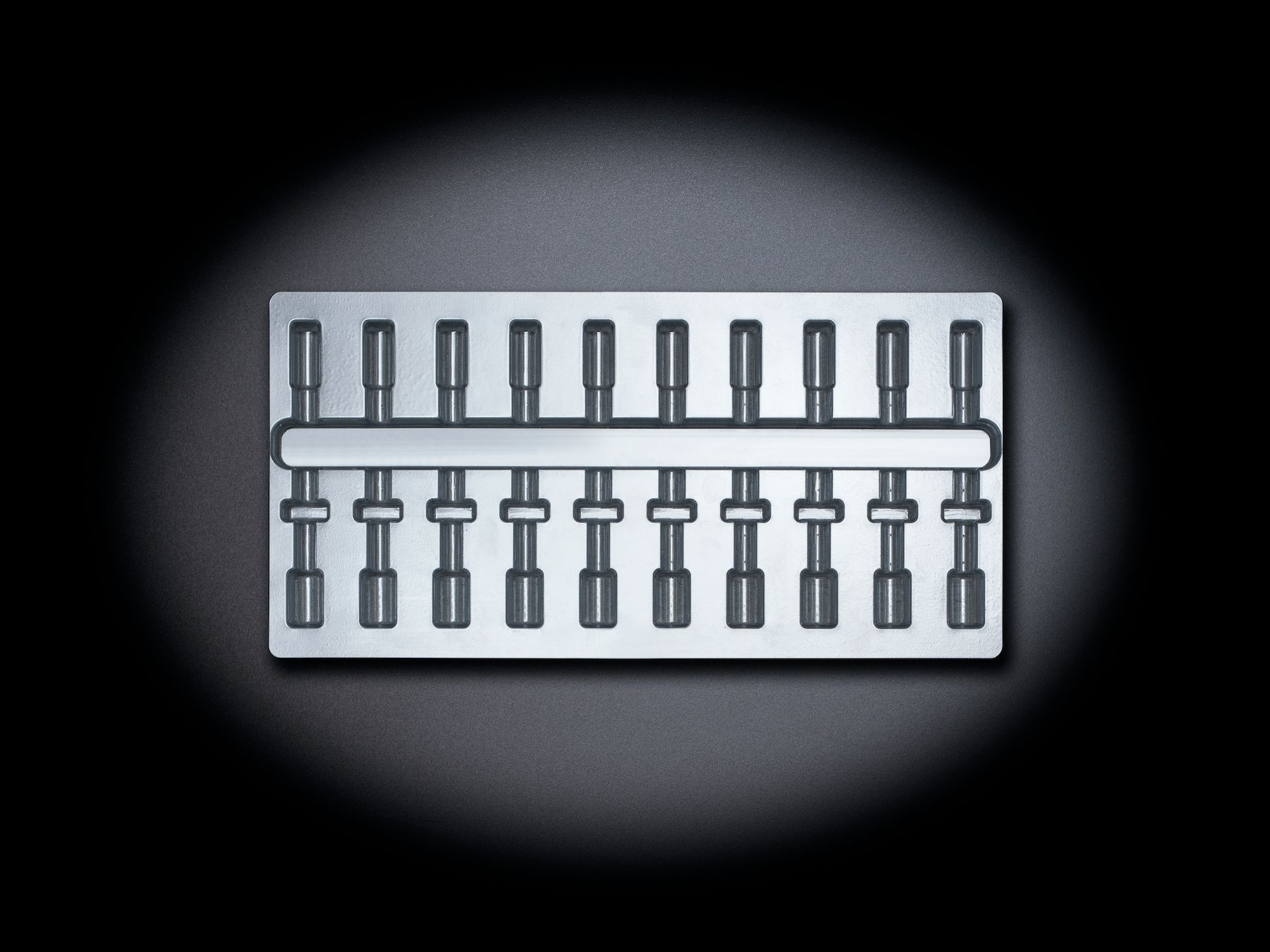 Bauteile im Kunststofftray