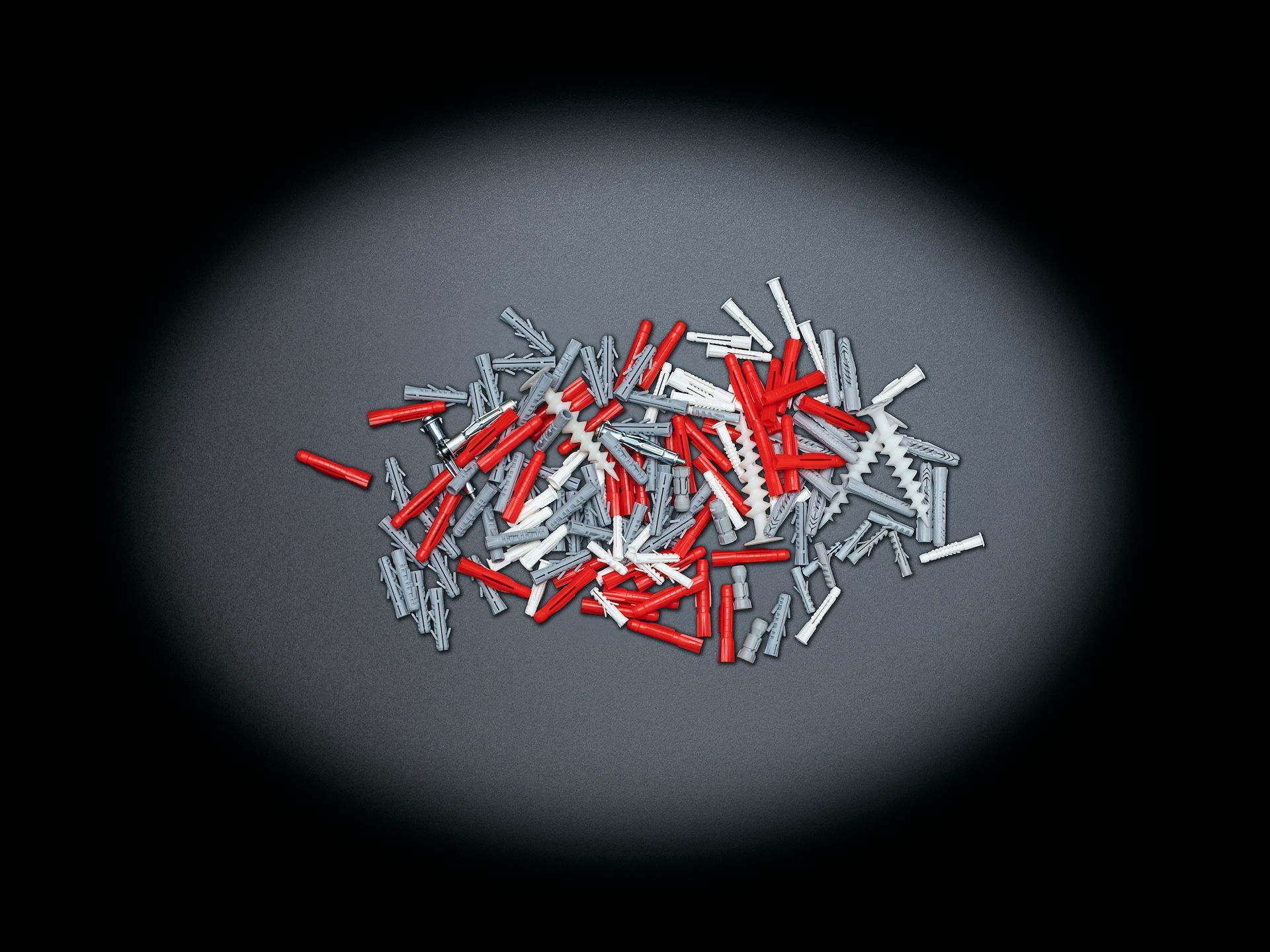 Dübel in grau, weiß und rot