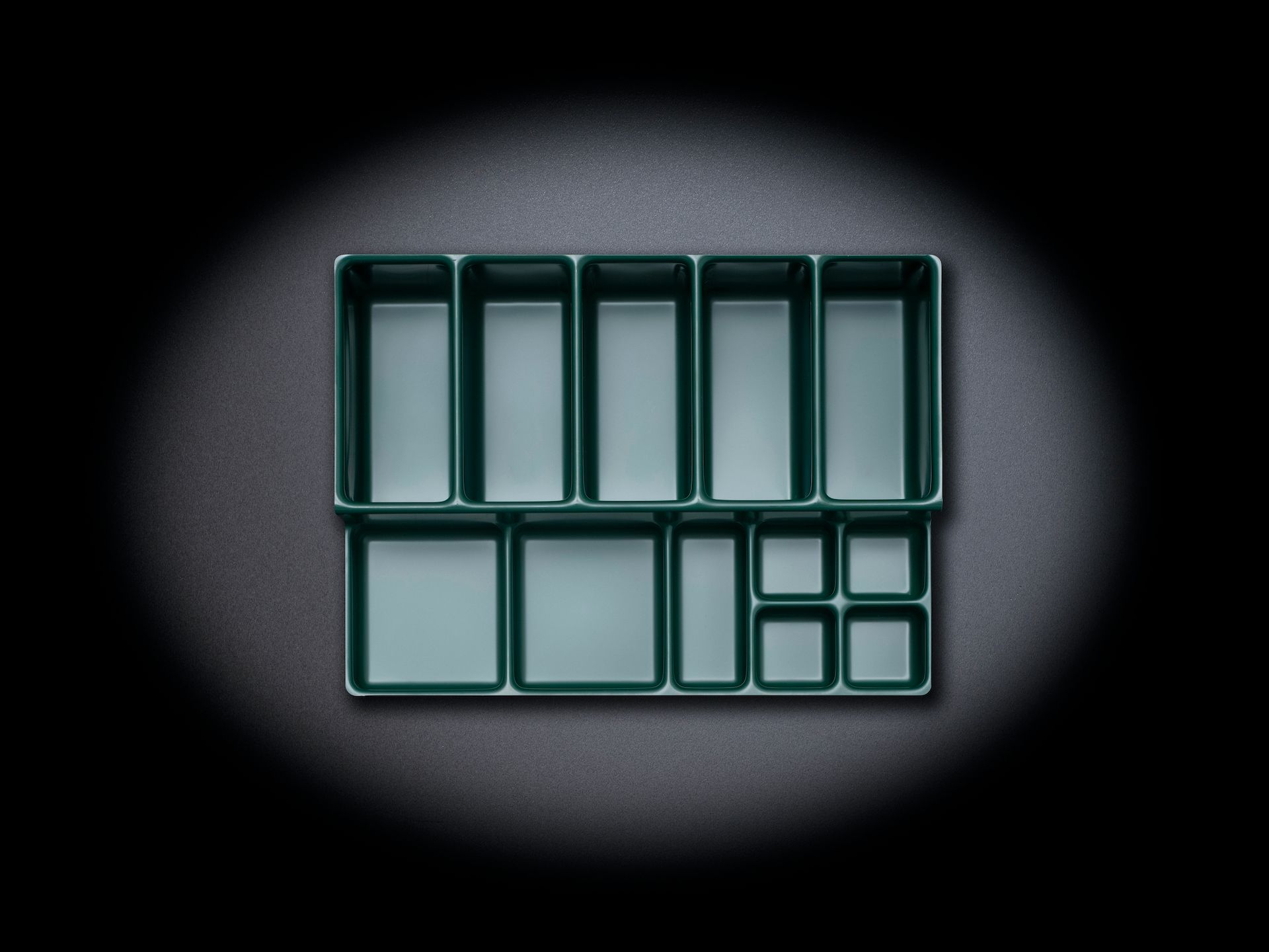 Grüne Tiefzieheinlage mit vielen Nesterformen