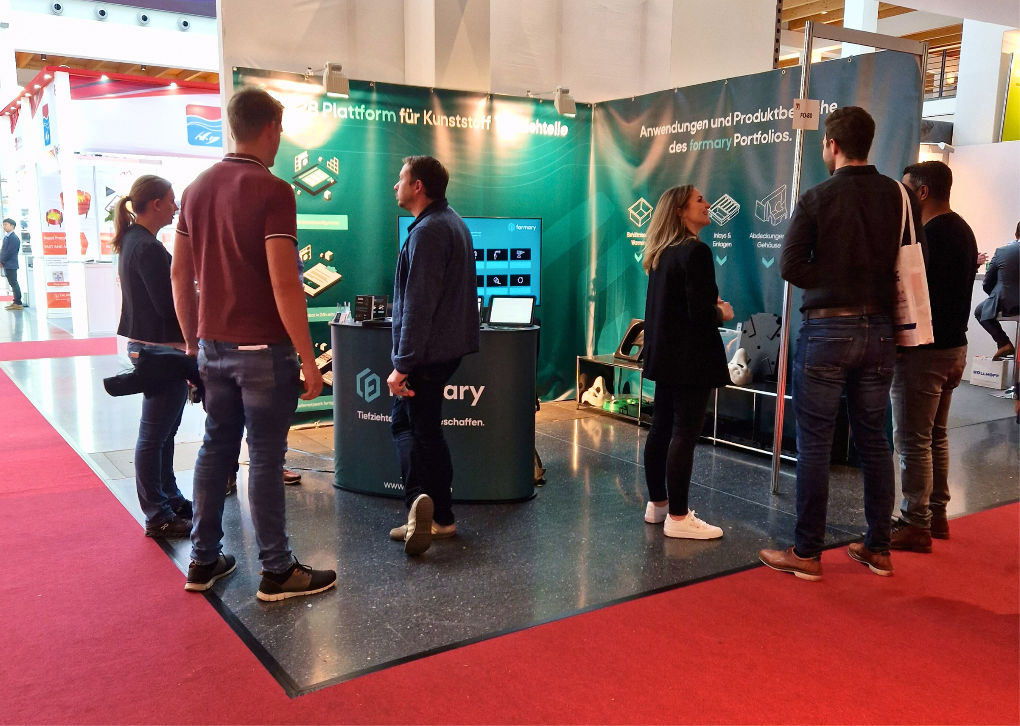 Fakuma 2023 Messe - Gespräch am formary Stand Foyer Ost Stand FO-80