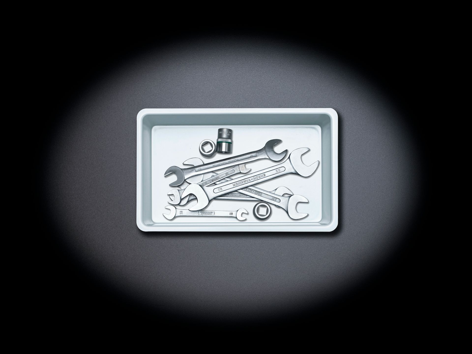 Tiefgezogener Tiefziehbehälter mit Werkzeugen